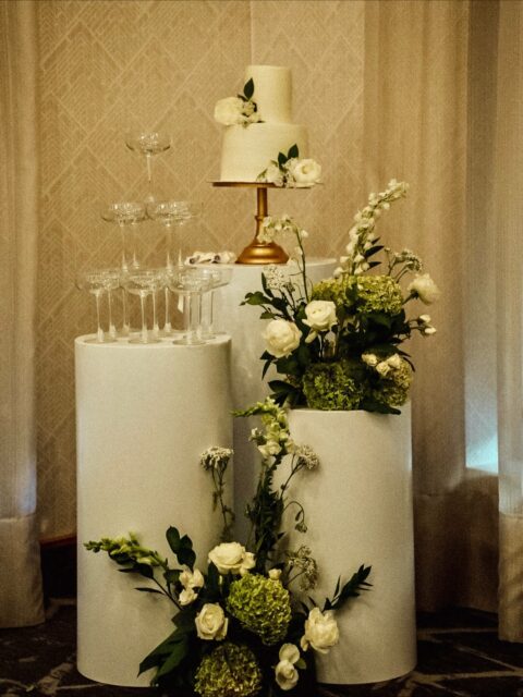 Elegance defined — candlelight and timeless blooms in perfect harmony 🕯️🤍✨

ELIZ & DENIS 💍
09.24.2025
Ottawa, ON

Planning & Designed by @decorgrande.ca ❤️ 
www.decorgrande.ca